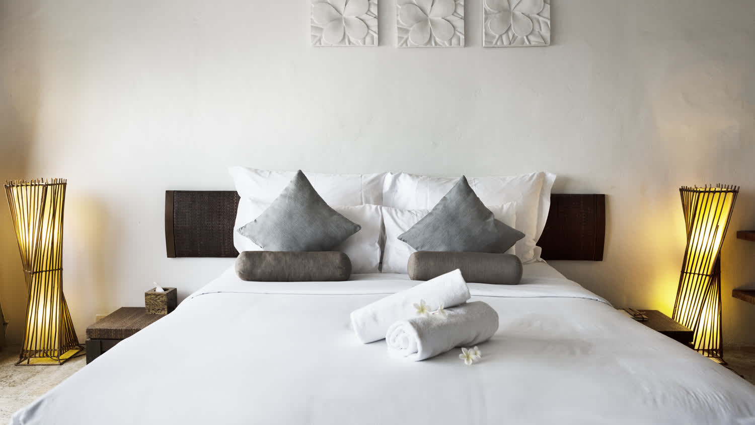 How to Save on Las Vegas Hotels: Booking Timing and Hidden Costs